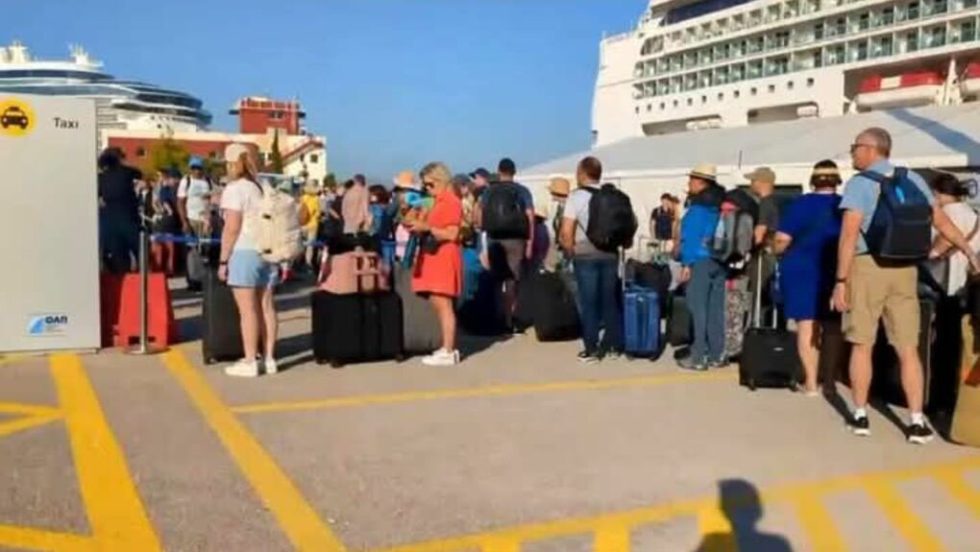 limani peiraia touristes